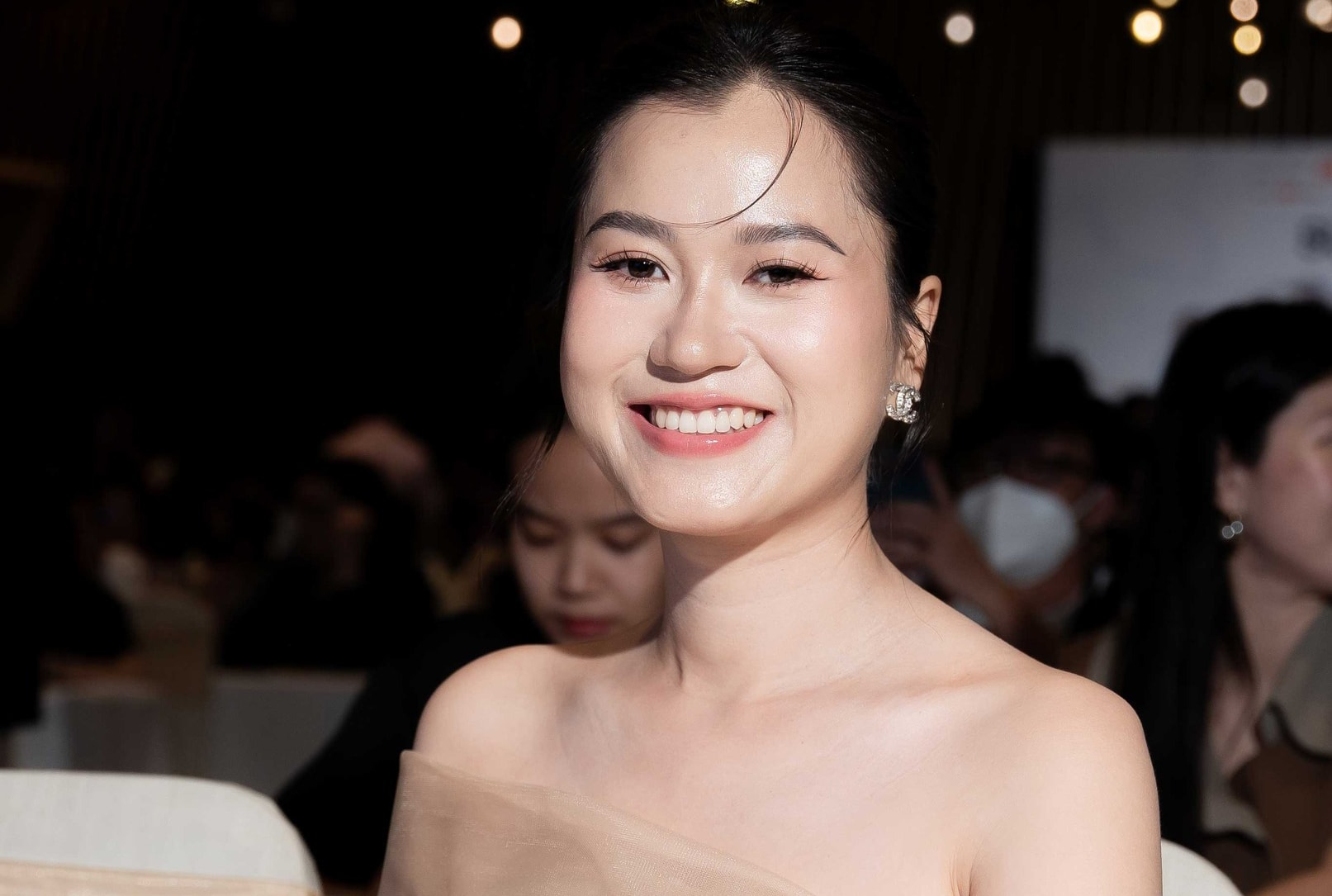 DIỄN VIÊN HÀI MIỀN NAM NỮ NỔI BẬT VỚI LỐI DIỄN DUYÊN DÁNG CUỐN HÚT